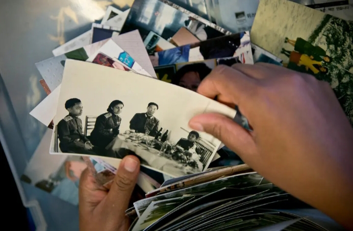 Mónica Macías com os irmãos e um oficial norte-coreano