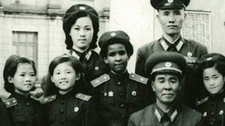 Mónica Macías durante a educação militar na Coreia do Norte