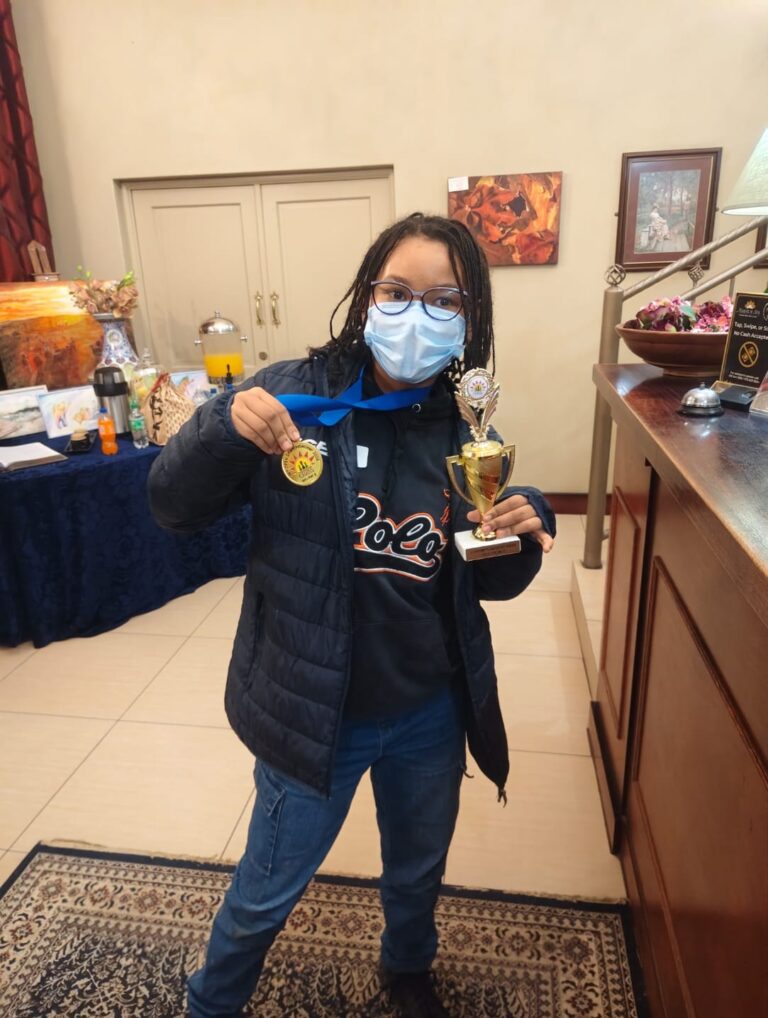 Aina Manjate Brilha Alem-Fronteiras