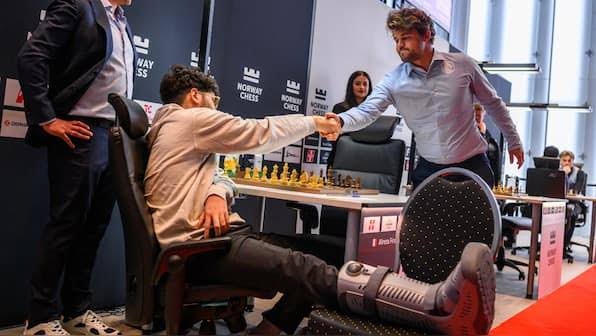 Alireza Firouzja derrota Magnus Carlsen no Norway Chess 2026