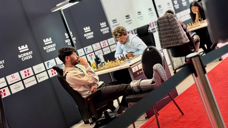 Firouzja Choca o Mundo: Carlsen Derrotado no Norway Chess 2026!