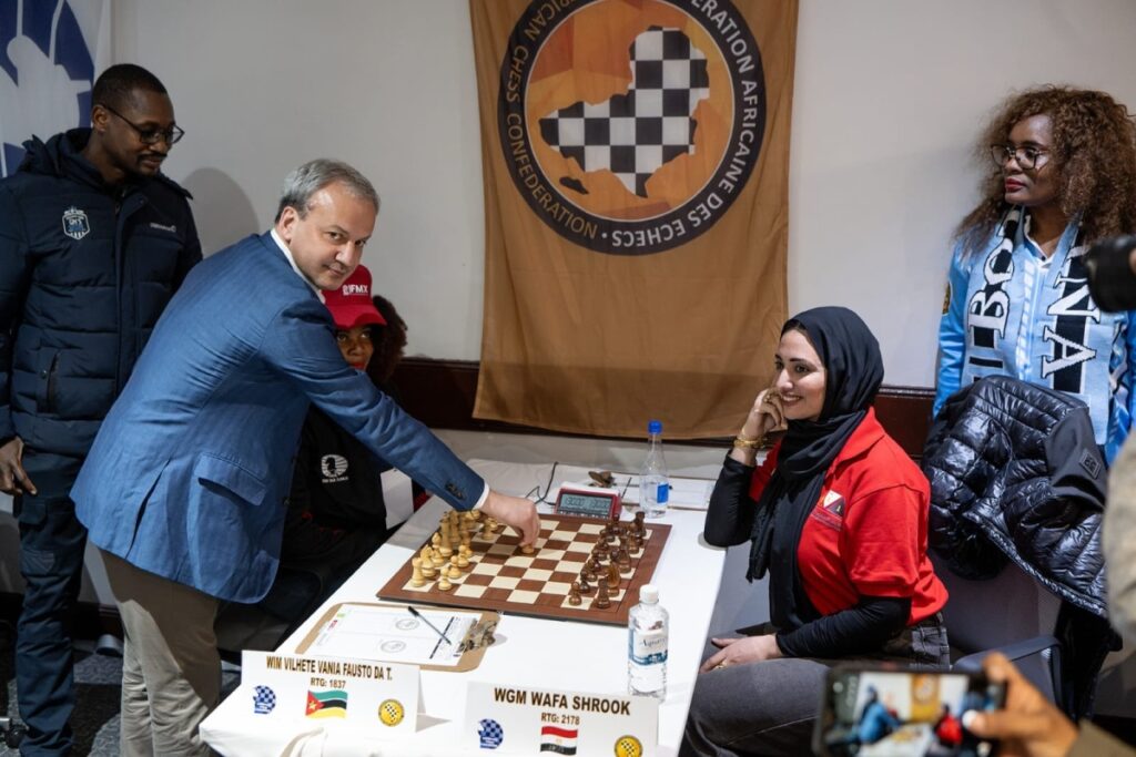 Presidente da FIDE Arkady Dvorkovich e líderes de federações africanas na cerimónia de abertura do Campeonato Individual Africano de Xadrez 2026 em Jwaneng, Botswana
