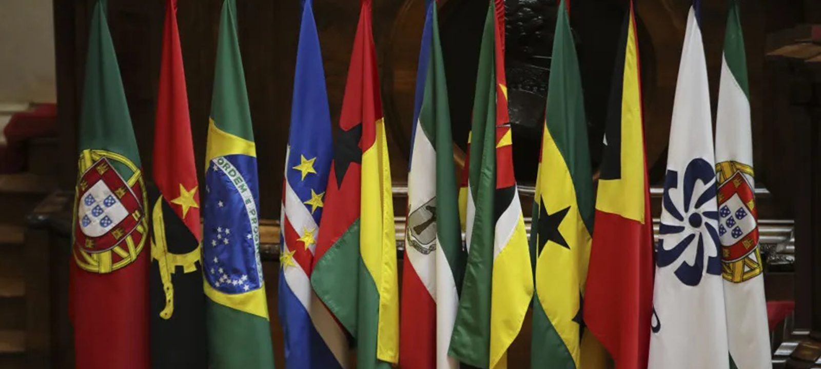 Bandeiras dos países da CPLP em contexto de cooperação internacional no xadrez