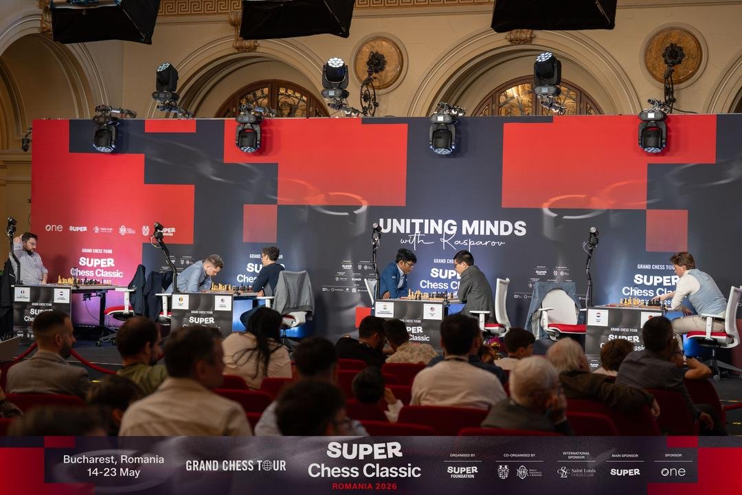 Sala de jogos do Romania Clasic Chess 2032 durante uma ronda de xadrez clássico