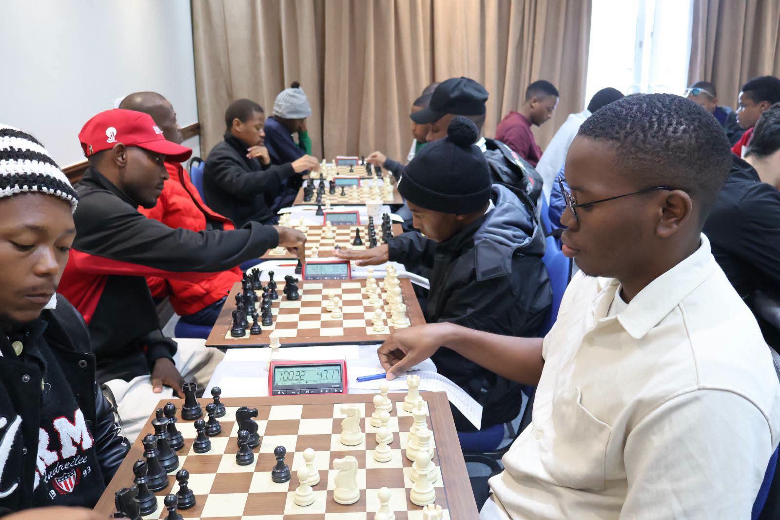 Outra vista da sala de jogos do Trojan Horse Chess Open 2026, com jogadores concentrados nas partidas