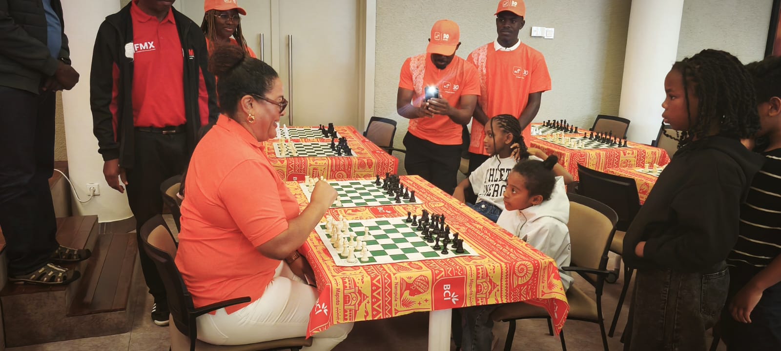Detalhe de um tabuleiro de xadrez durante uma ronda do Open BCI 2026