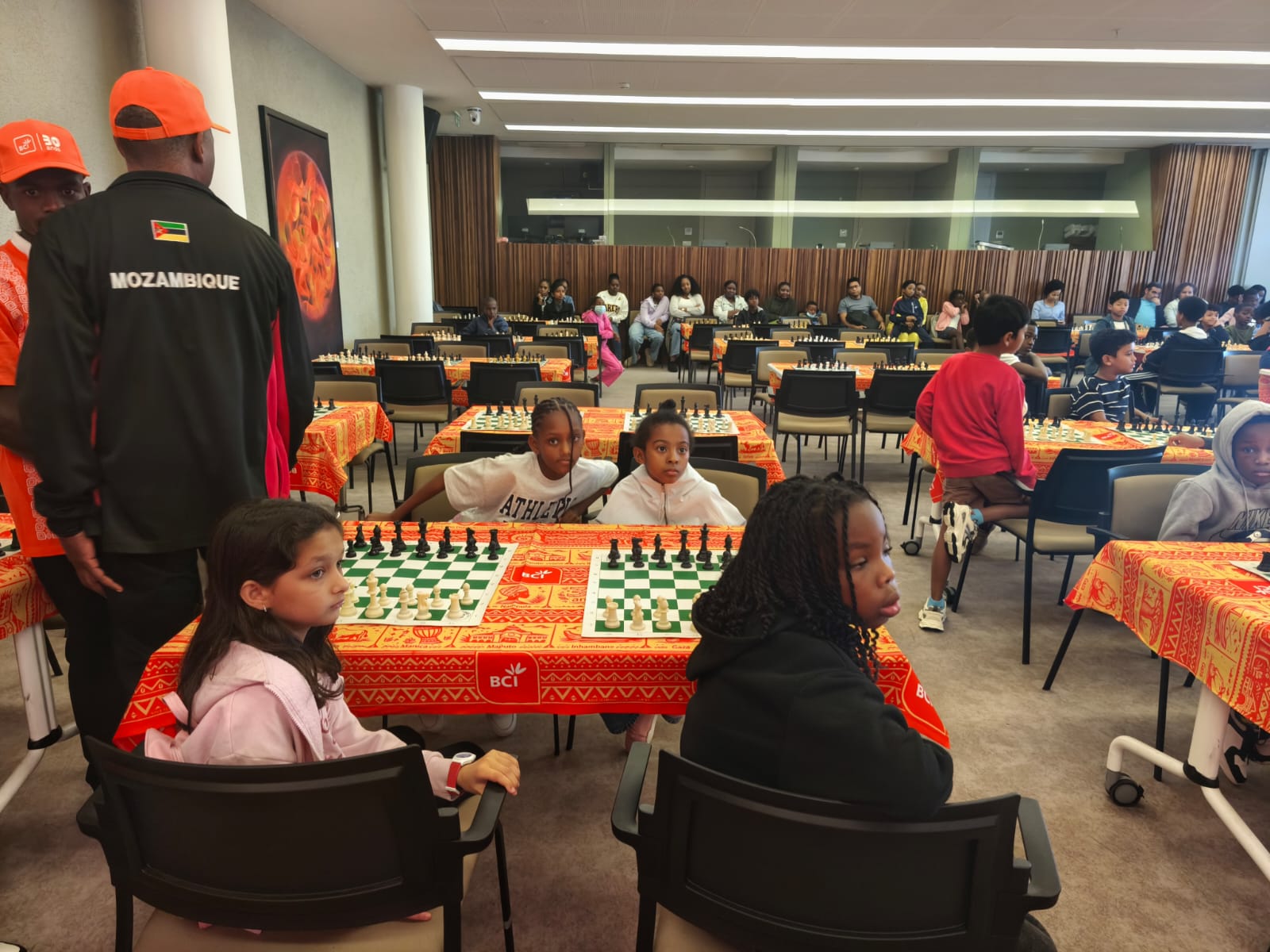 Jovens jogadores de xadrez concentrados nas suas partidas durante o Open BCI 2026