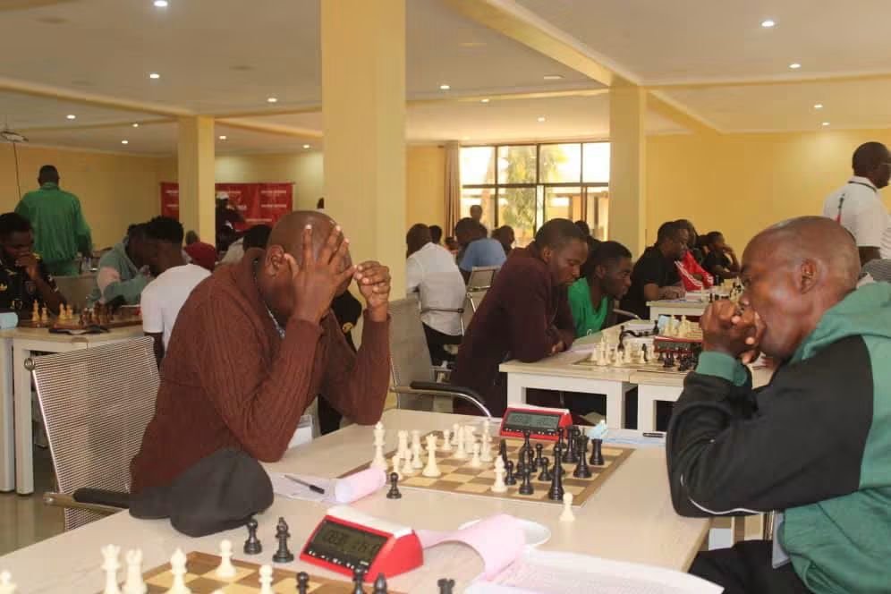 Momento do Malawi Chess Championship 2026, com jogadores concentrados a meio da partida