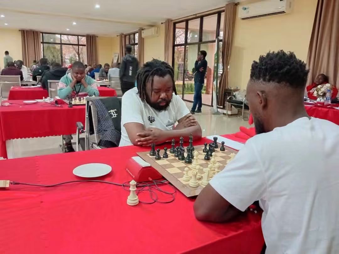 Enxadristas concentrados numa das rondas finais do Malawi Chess Championship 2026